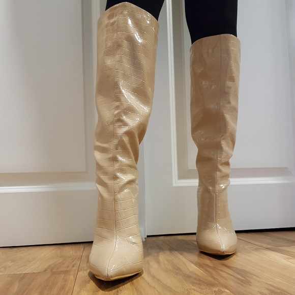 Cream knee high pointed toe boots - Picture 2 of 8